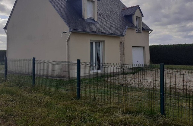 Warm and quiet house in Roz Landrieux