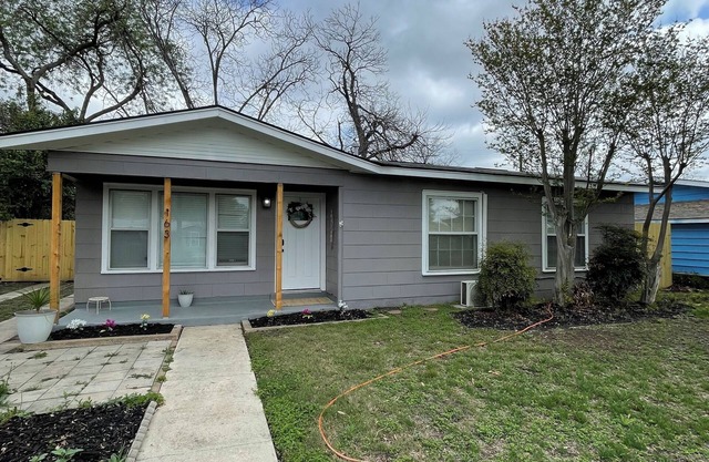 Warm & Cozy Charming 3-bedroom house with WiFi and AC in fabulous San Antonio