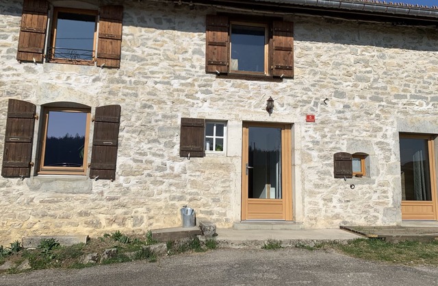 Warm house with fireplace, 6 travelers.