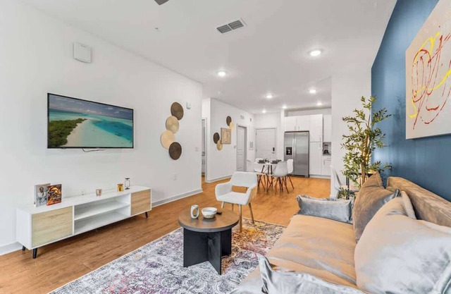 Warm King Apt w/Pool & Gym Pet Friendly Near Parks