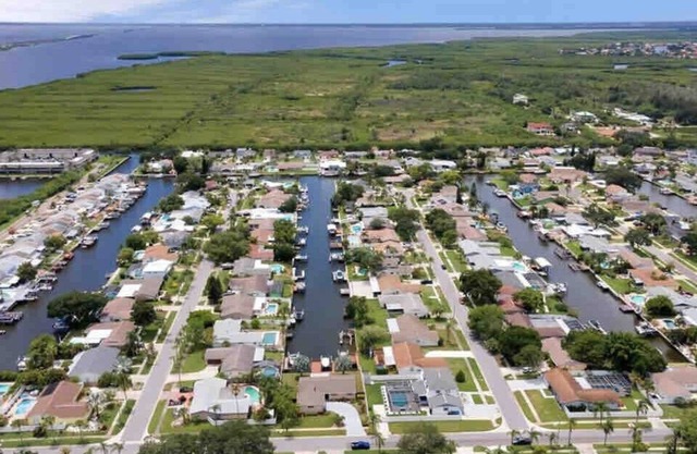 Water front pool home with direct gulf access! Perfect location! Big kitchen !