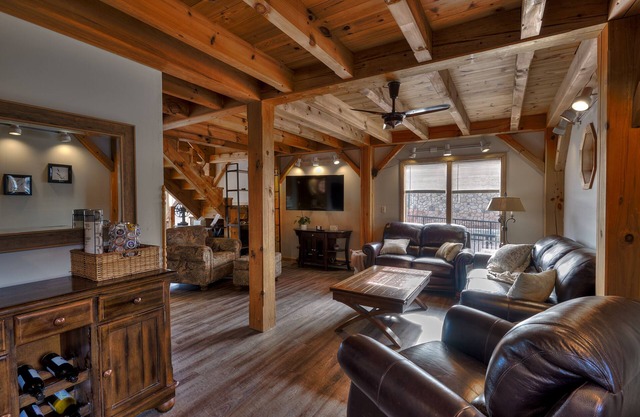 Water Street Cabin! Waterfront 2 bedroom, 1.5 bath, sleeps 8