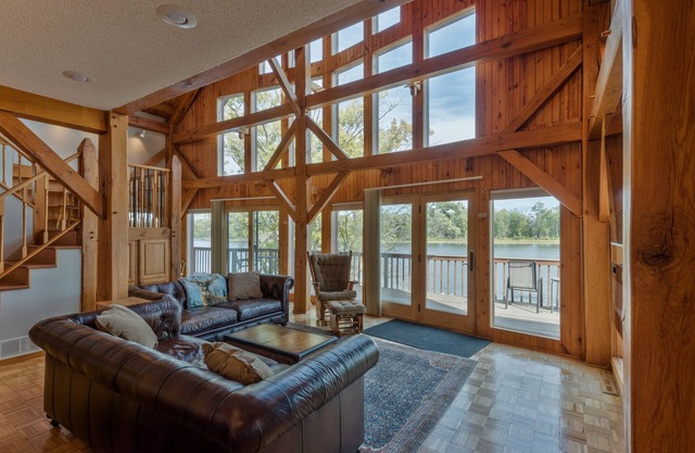 Water Street Lodge! Waterfront 4 Bedroom, 4 Bath, Sleeps 12!