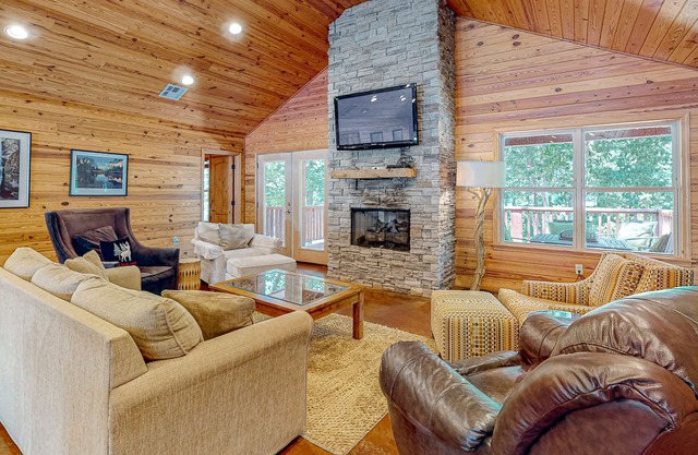 Water-view cabin with deck, gas grill, Ping-Pong & pool tables