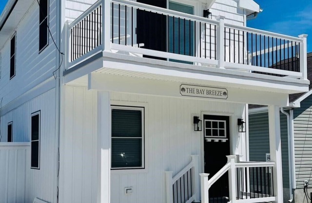 Water Views - 2 Min Walk to Beach - Custom Beach House - Local Pool!