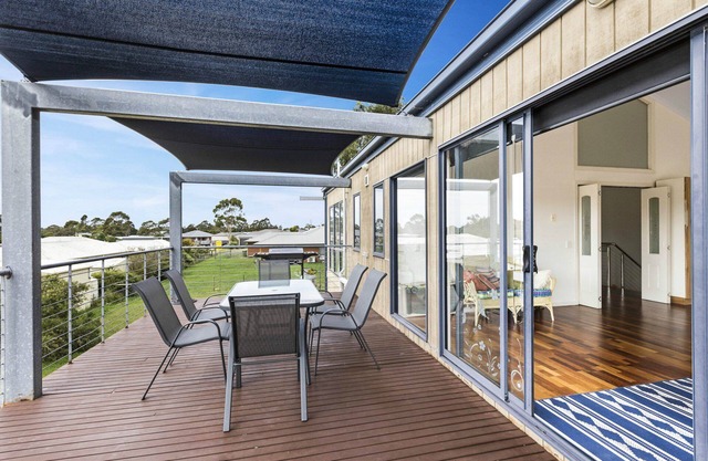 Water views, open-plan living & stunning decor in Newlands Arm