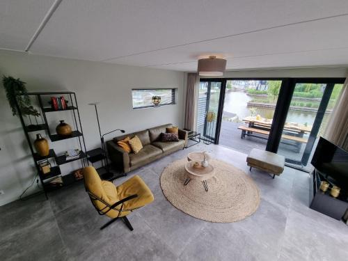 Water Villa in Balk by Slotermeer Lake, cleaning included