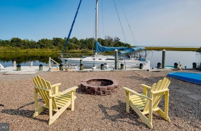 Waterfront Home with Beautiful Views of the Bay and Nature