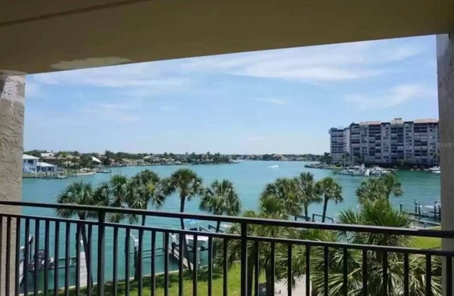 Waterfront 2B/2B, Pool, Steps to Sand, Remodeled