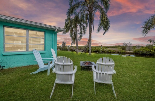 Waterfront! 2BR w/Firepit & Grill*Kayaks Included!