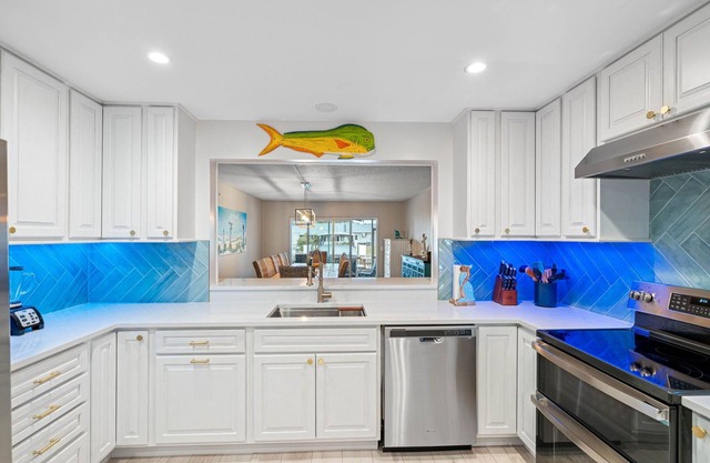 Waterfront 3 BD, 2.5 BA TH only 30m to beaches 10m Tpa Stadium & TIA airport!