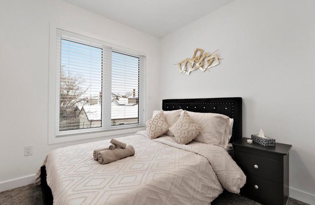 Waterfront 3BR House and Sleeps 8, Close to Canal and Family Friendly
