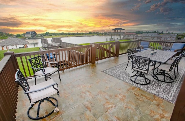 Waterfront Beauty Family/Pet Friendly Palapa 11 mins to 3 Beaches, Near 7 Marinas