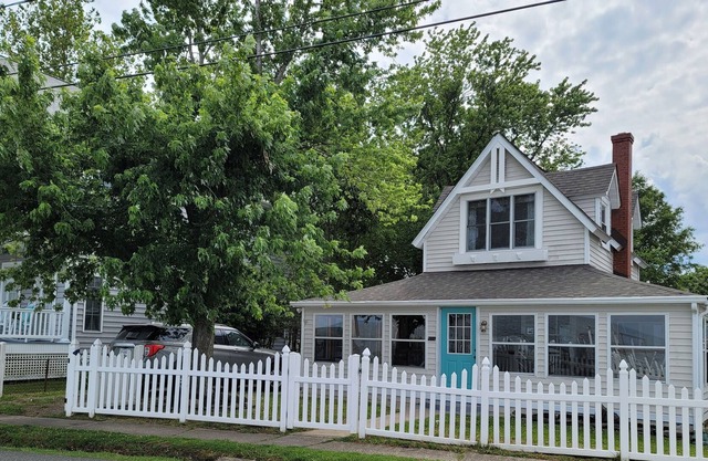 Waterfront Coastal Farmhouse, Private Pier, Fire Pit with Separate Bunk House