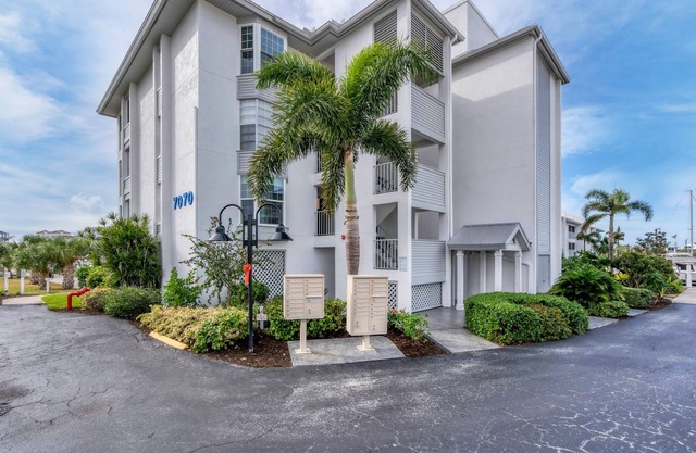 Waterfront Condo, Top Floor with Water View, THE location! Beautiful Pool.