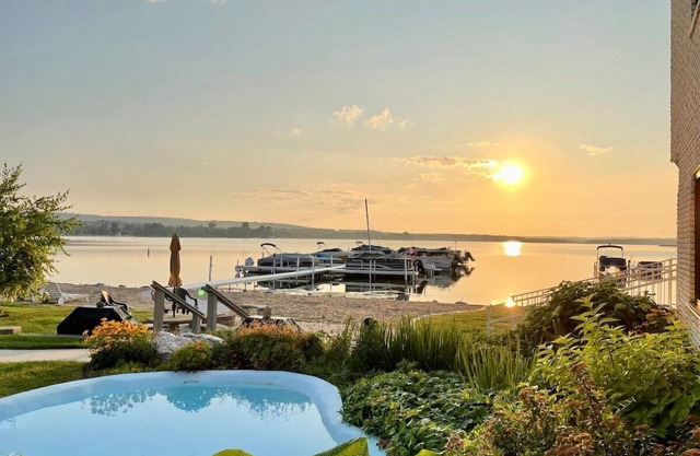 Waterfront Condo on Crooked Lake | Sleeps 4