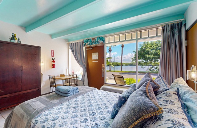 Waterfront condo with community beach, 2 heated pools, hot tub, pickleball, AC