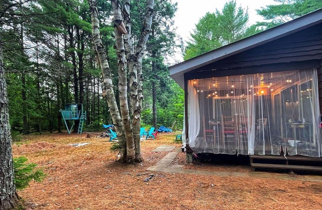 Waterfront Cottage - mix of forest and sandy beach 80km from Ottawa’s Parliament