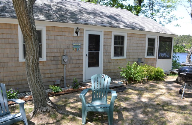 Waterfront Cottage On Minister's Pond W/Private Beach, Dock, Rowboats