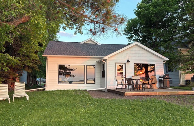 Waterfront Cottage on Magnificent Rainy Lake: Completely Renovated in 2024-25!