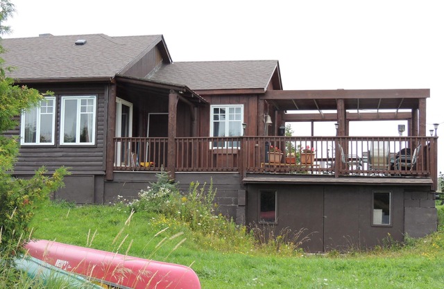 Waterfront cozy cottage on private trout lake