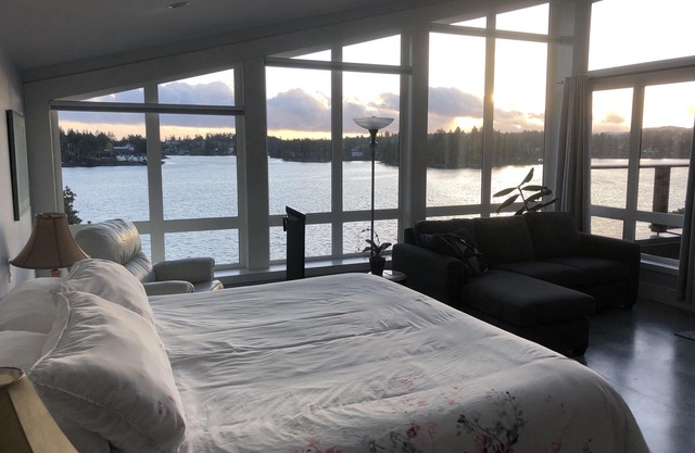 Waterfront eco home. Snowbird Special rates Jan1- Mar30