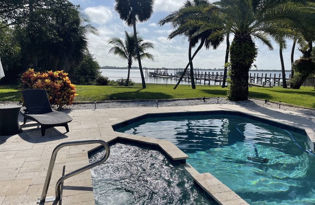 Waterfront, fish from dock, 4 min to beach, Private Pool, Dock and beach