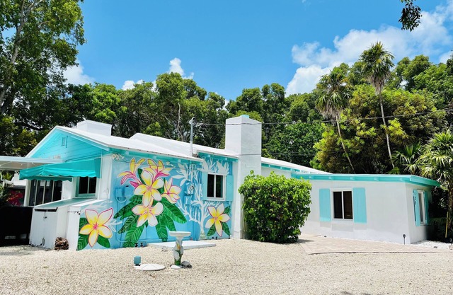WATERFRONT FISHING COTTAGE/DOCKAGE + Walking distance to world famous Lorelei