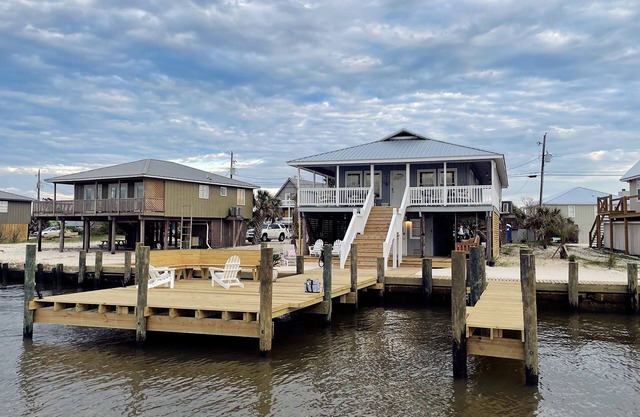 Waterfront for swimming, fishin, w/kayaks, ping pong, dock, & memorable SUNSETS!