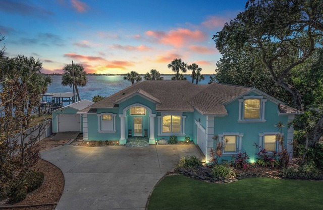 Waterfront Game Room Theater Sleeps 14 Luxurious Waterfront Retreat