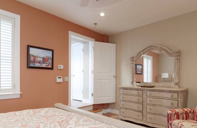 Waterfront Gem : Charming Oasis with Private Balcony on Fell's Point Pier