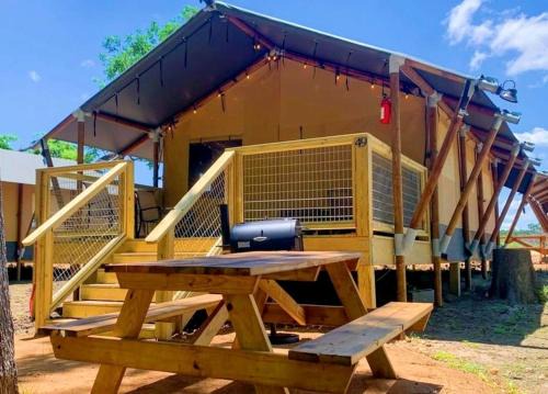 Waterfront Glamping: Safari Tent Retreat for Water Lovers in Cibolo, TX