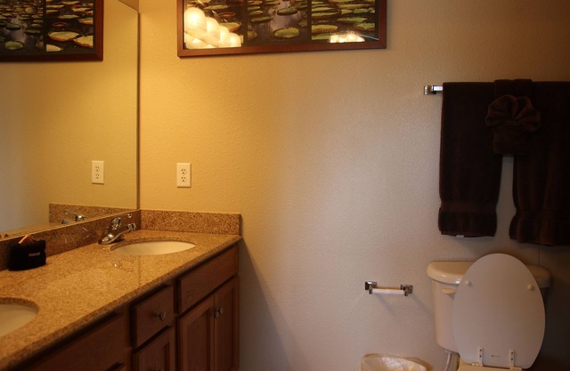Waterfront - great fishing, peaceful & quiet, yet close to Tanger Outlets & OWA