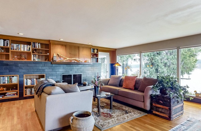 Waterfront home w/ Mt. Rainier and bay view, firepit & shore access - 1 dog OK