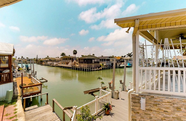 Waterfront home w/private dock & shared pools/hot tub/gym - 2 dogs welcome