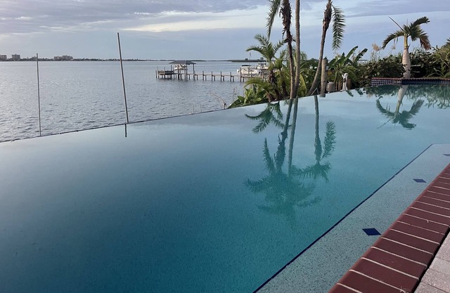 WATERFRONT HOME WITH PRIVATE GUEST ROOM WITH PRIVATE ENTRANCE AVAILABLE
