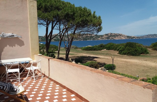 Waterfront house with terrace and garden 50m from the sea