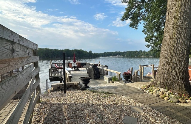 Waterfront Lake Cottage n
