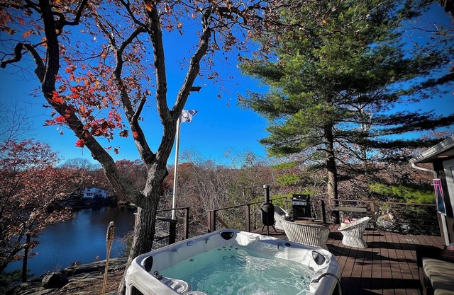 Waterfront Lakehouse in Clinton, CT with Hot Tub!