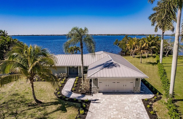 Waterfront Luxury Retreat with Stunning River Views + Epic Sunsets!