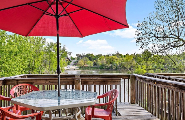 Waterfront Modern Fishing Hiking Kayaking FastWiFi Steps Away from Fox RIver