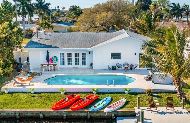 Waterfront Oasis: 3B/3B with Heat Pool & Hot Tub-Bring Your Boat!