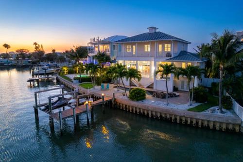 Waterfront Oasis Hot Tub Pool Kayak