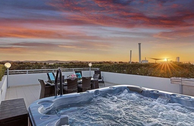 Waterfront Penthouse with heated jacuzzi and private rooftop terrace