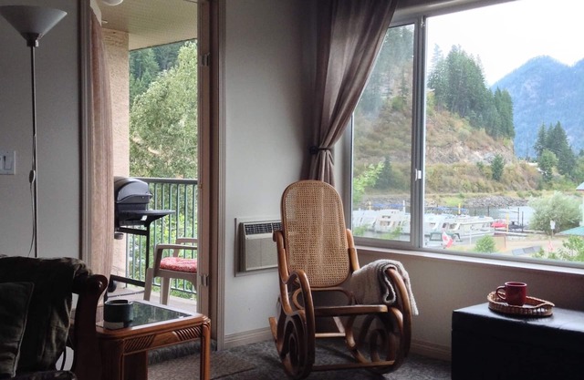 Waterfront Penthouse + private dock, pool & hot tub DistrictLic.8302011-BL00200