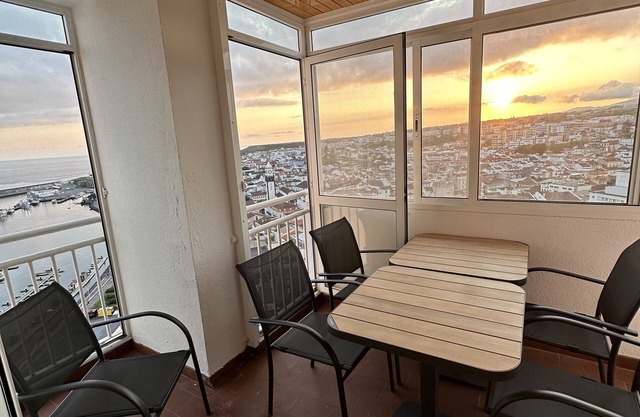 Waterfront Ponta Delgada : walk to restaurants, shopping, marina and swimming.