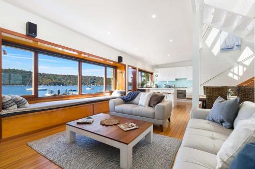 Waterfront Scotland Island Holiday Home - Family & Pet Friendly - 3 Bedrooms - Wifi - Netflix - Private Jetty