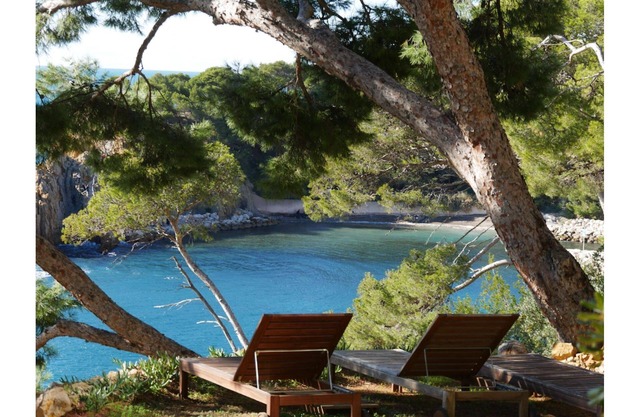 Waterfront, sleeps 8, direct access to the sea in 1 min.