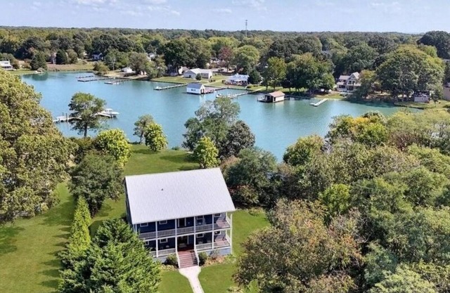 Waterfront Spacious 5-bedroom vacation home with WiFi and AC in delightful Deale