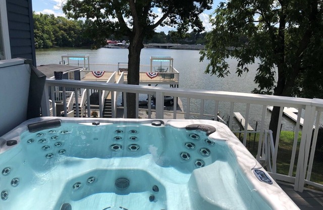 Waterfront Studio on Lake Schaffer, Walking distance to Indiana Beach